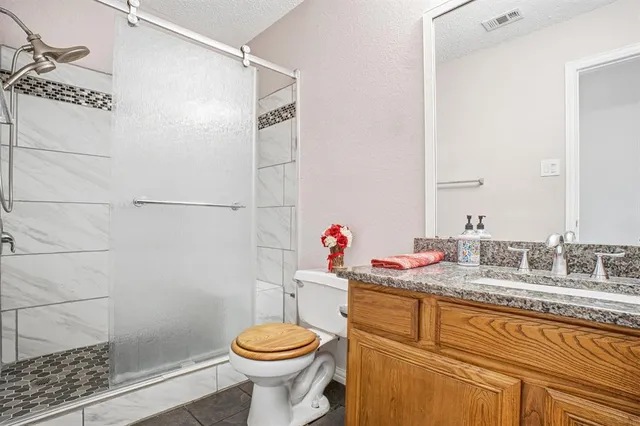 a view of livingroom with furniture and a ceiling fan