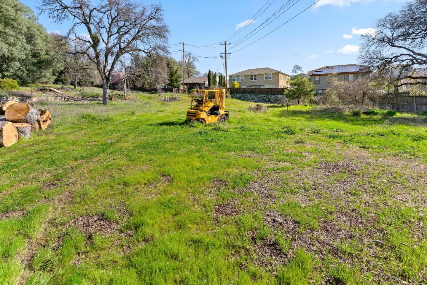 10264 Combie Road Grass Valley, CA 95949 - Photo 33 of 53 a backyard of a house with table and chairs