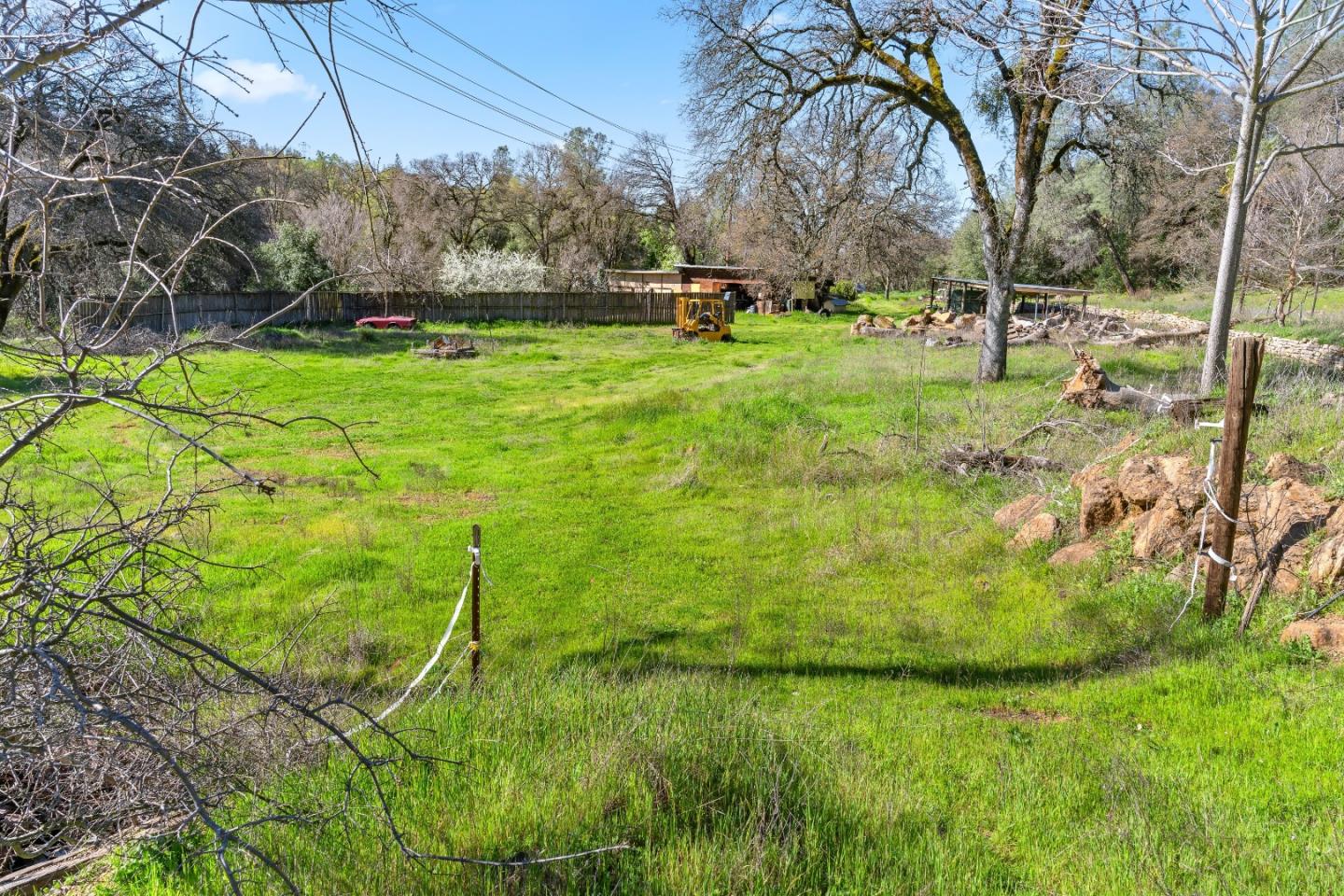 10264 Combie Road Grass Valley, CA 95949 - Photo 35 of 53 a backyard of apartments with large trees
