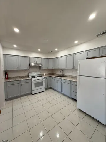 $2,700 | 155 Race Street, Elizabeth, NJ 07202