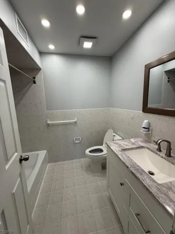 $2,700 | 155 Race Street, Elizabeth, NJ 07202