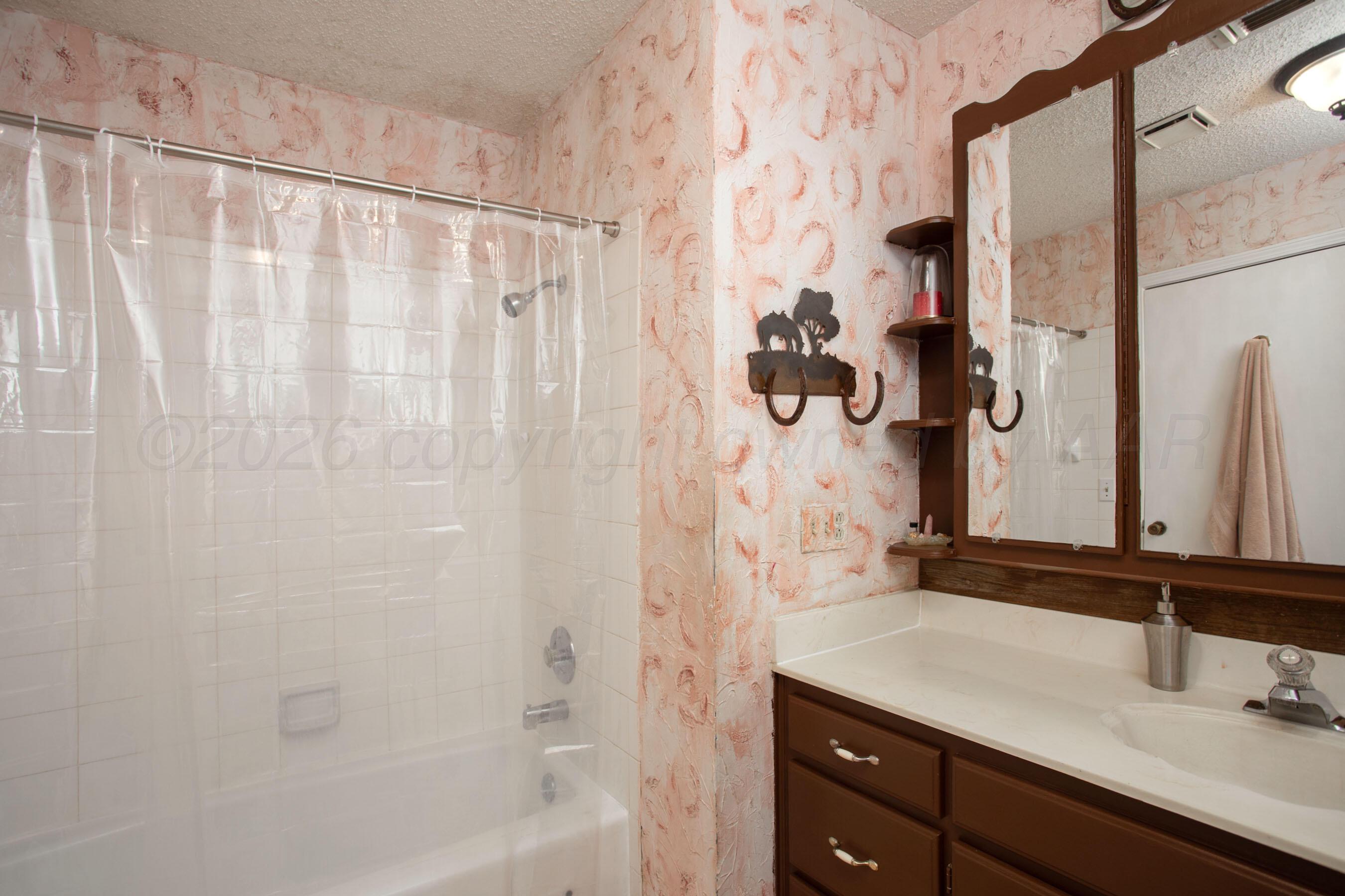 3570 Mack Road Amarillo, TX 79118 - Photo 16 of 33 2nd Bathroom - 1