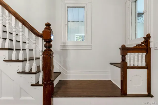a view of entryway with a front door