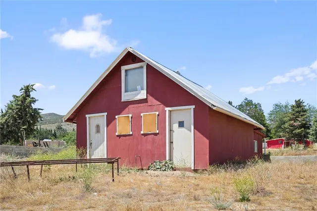 a view of front of a house with a yard