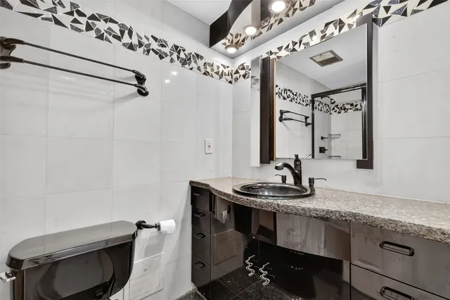 $349,000 | 2001 Holcombe Boulevard, Unit 206, Houston, TX 77030