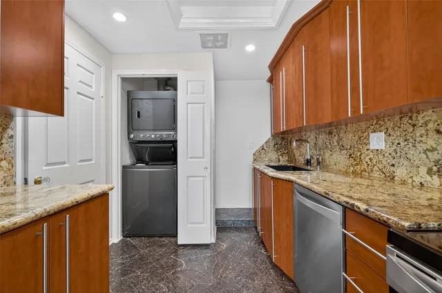 $349,000 | 2001 Holcombe Boulevard, Unit 206, Houston, TX 77030