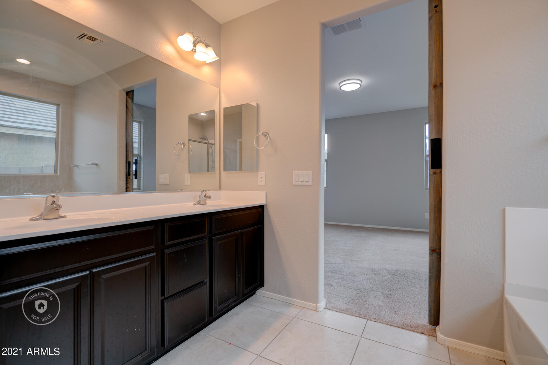 2417 East Beverly Road Phoenix, AZ 85042 - Photo 5 of 24 photo_05