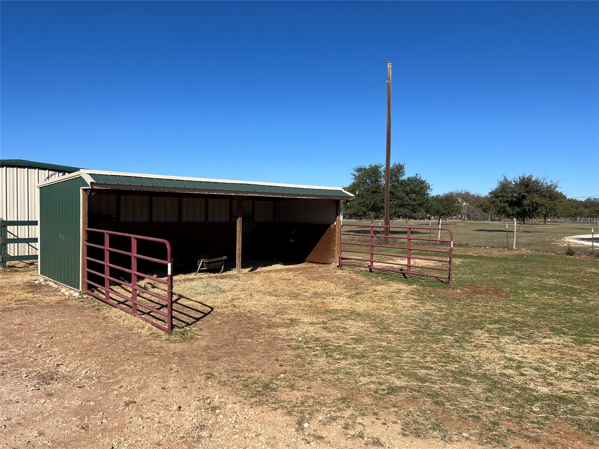555 River Run Leander, TX 78641 - Photo 10 of 32 Run-in shed with ranch gates