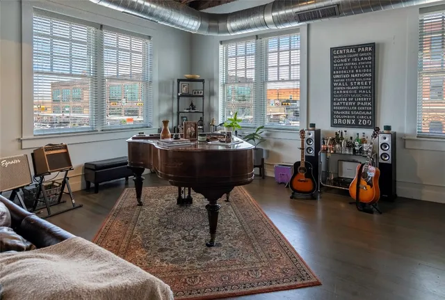 $1,900 | 102 East 2nd Street, Unit 201, Taylor, TX 76574