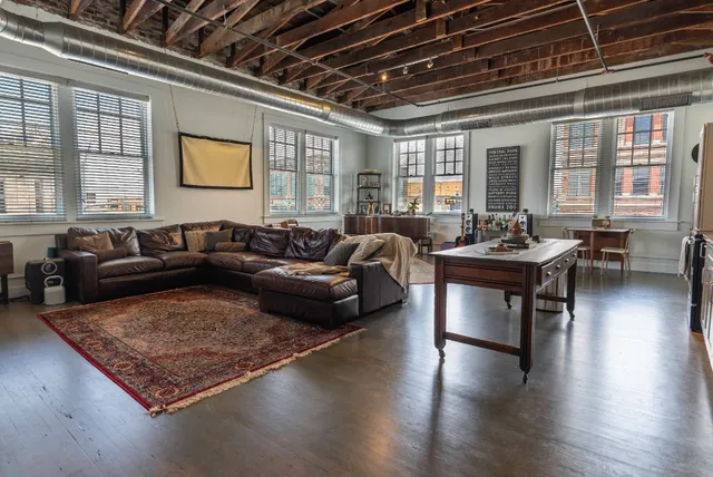 $1,900 | 102 East 2nd Street, Unit 201, Taylor, TX 76574