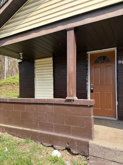 1278 Lincoln Street Vandergrift, PA 15690 - Photo 2 of 22 a view of a house with a large window