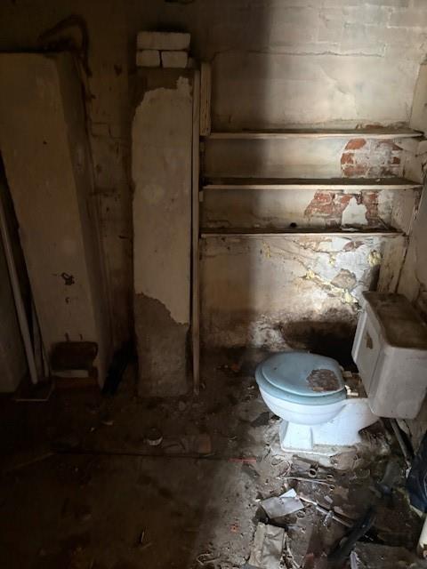 1278 Lincoln Street Vandergrift, PA 15690 - Photo 8 of 22 a bathroom with a toilet