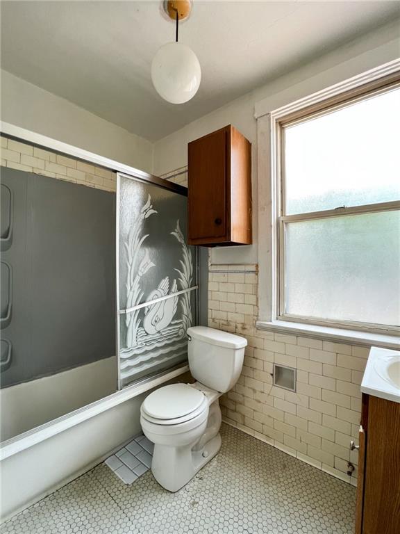509 North Mathilda Street Pittsburgh, PA 15224 - Photo 17 of 24 a bathroom with a toilet a sink and a shower