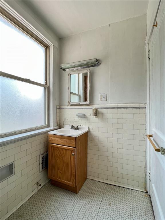 509 North Mathilda Street Pittsburgh, PA 15224 - Photo 18 of 24 a bathroom with a sink a toilet and a shower