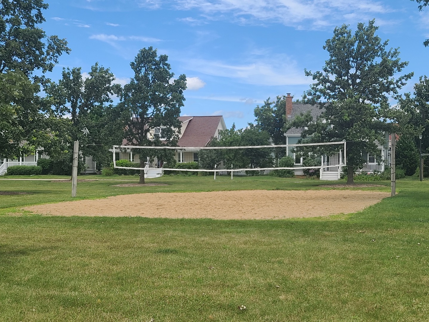 977 Harris Road, Unit 16 Grayslake, IL 60030 - Photo 31 of 41 a view of a tennis court