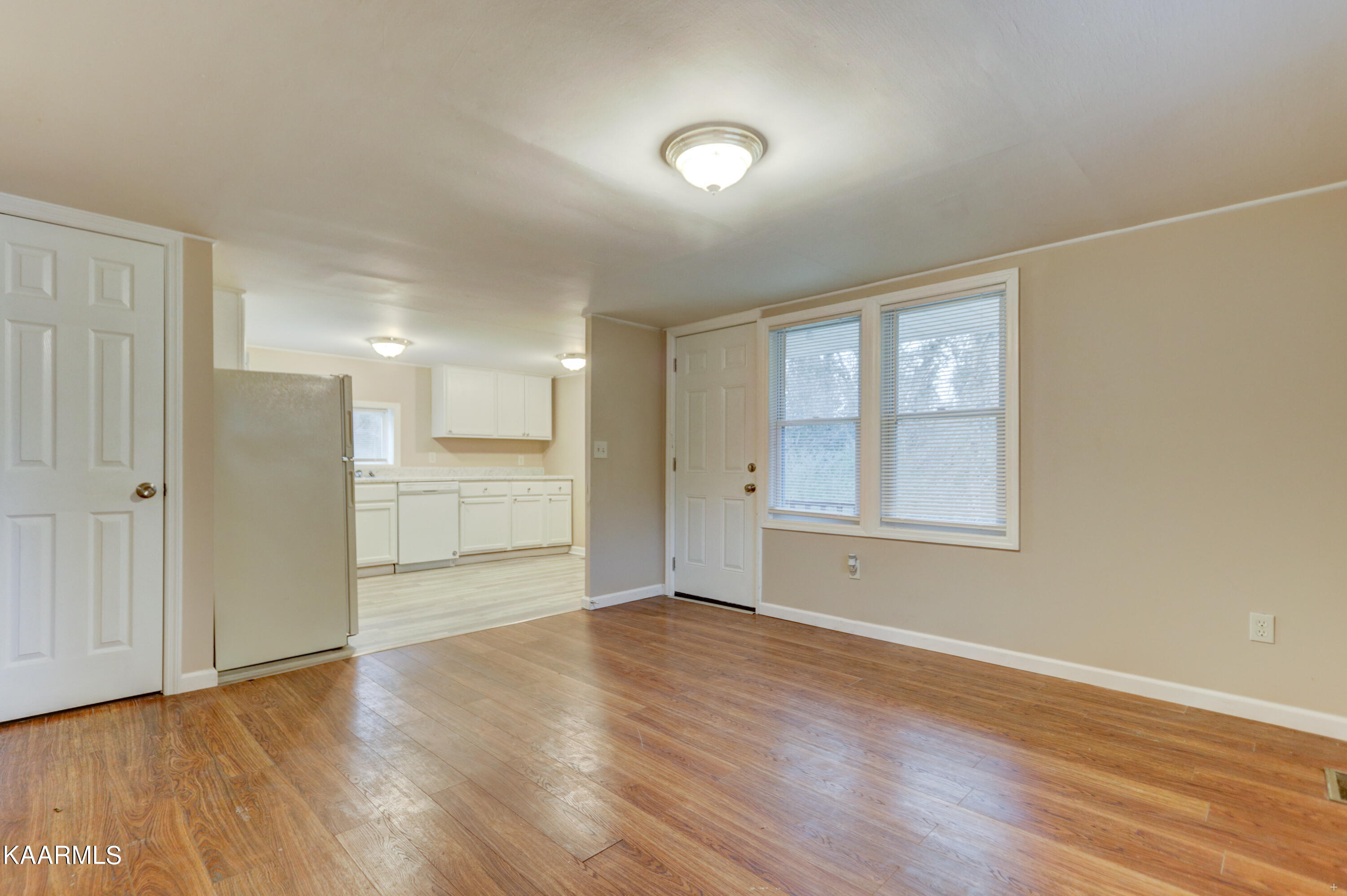 127 Jonathan Lane Oak Ridge, TN 37830 - Photo 7 of 15 LR into kitchen