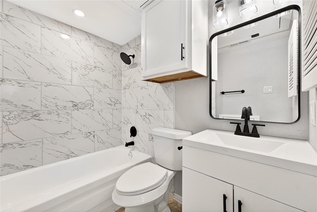 9801 Walnut Street, Unit 212 Dallas, TX 75243 - Photo 8 of 16 a bathroom with a sink a toilet and a bathtub