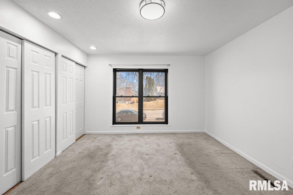 5432 Oakbrook Road Davenport, IA 52806 - Photo 12 of 36 Gallery Image 12