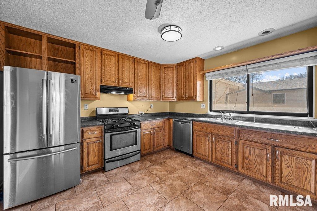 5432 Oakbrook Road Davenport, IA 52806 - Photo 6 of 36 Gallery Image 6
