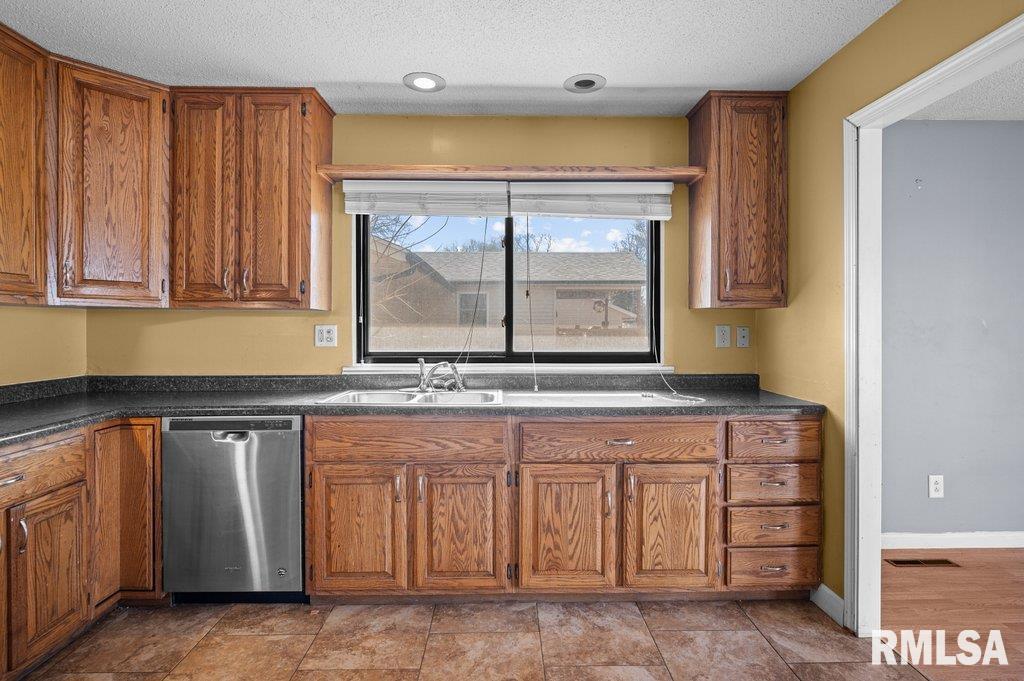 5432 Oakbrook Road Davenport, IA 52806 - Photo 8 of 36 Gallery Image 8