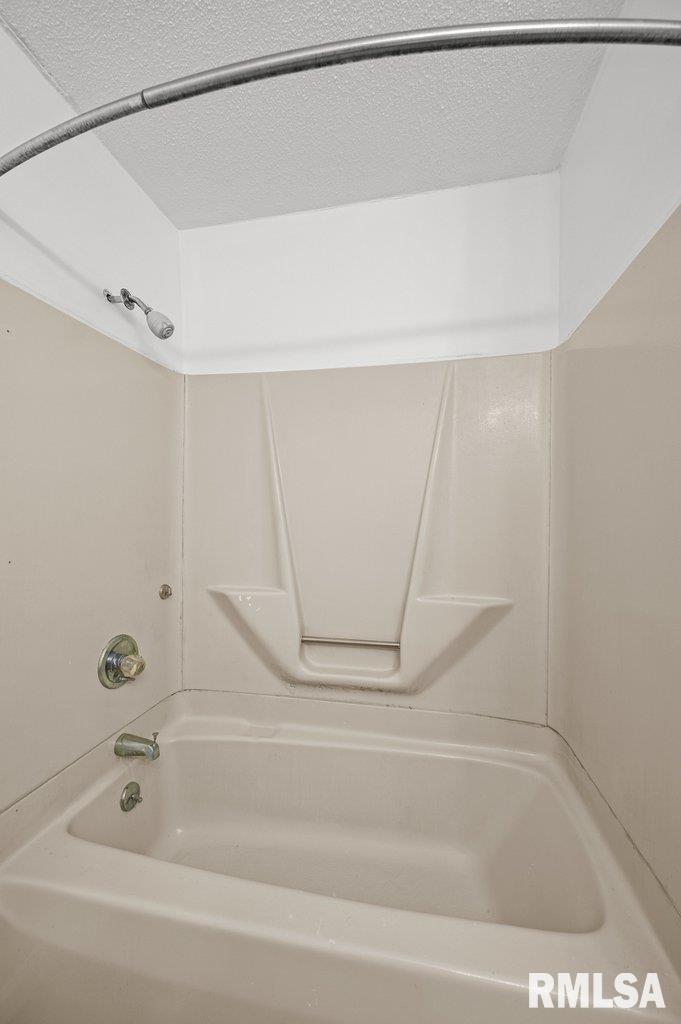 5432 Oakbrook Road Davenport, IA 52806 - Photo 10 of 36 Gallery Image 10