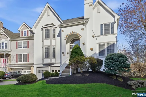 $1,100,000 | 22 Falling Waters, Oakland, NJ 07436