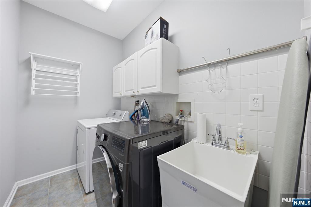 22 Falling Waters Oakland, NJ 07436 - Photo 15 of 43 a utility room with sink dryer and washer