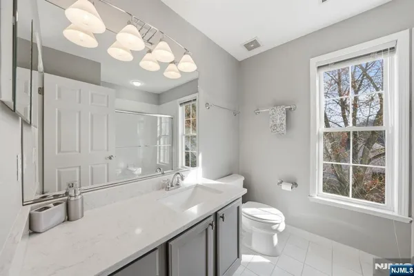 $1,100,000 | 22 Falling Waters, Oakland, NJ 07436