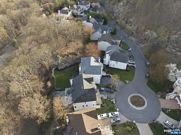 $1,100,000 | 22 Falling Waters, Oakland, NJ 07436