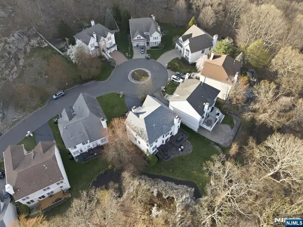 $1,100,000 | 22 Falling Waters, Oakland, NJ 07436