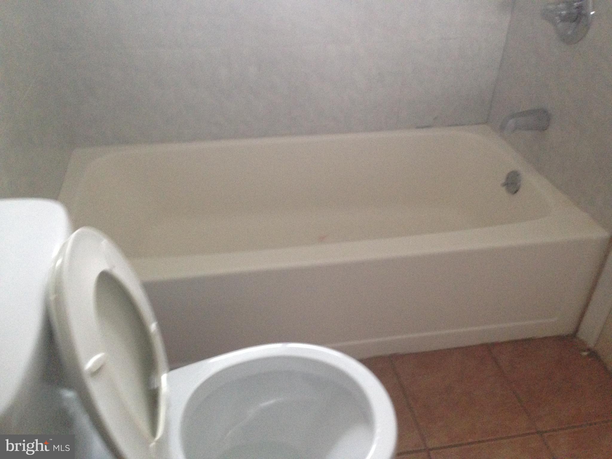 1303 South 8th Street Philadelphia, PA 19147 - Photo 2 of 22 a bathroom with a bathtub