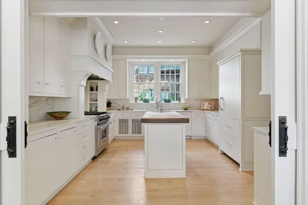 $2,395,000 | 2308 West Lake Of The Isles Parkway, Minneapolis, MN 55405