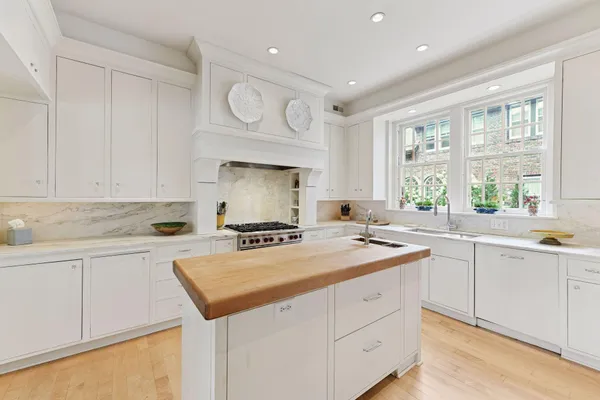 $2,395,000 | 2308 West Lake Of The Isles Parkway, Minneapolis, MN 55405