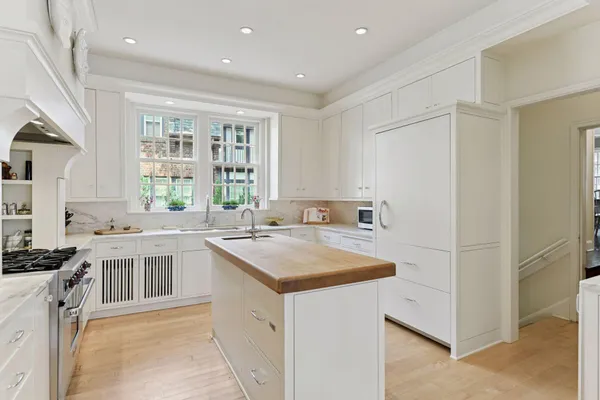 $2,395,000 | 2308 West Lake Of The Isles Parkway, Minneapolis, MN 55405