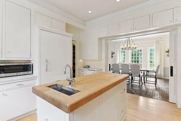 $2,395,000 | 2308 West Lake Of The Isles Parkway, Minneapolis, MN 55405