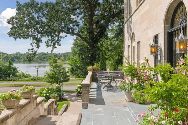 $2,395,000 | 2308 West Lake Of The Isles Parkway, Minneapolis, MN 55405