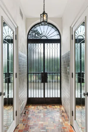 $2,395,000 | 2308 West Lake Of The Isles Parkway, Minneapolis, MN 55405