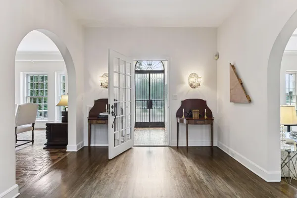 $2,395,000 | 2308 West Lake Of The Isles Parkway, Minneapolis, MN 55405