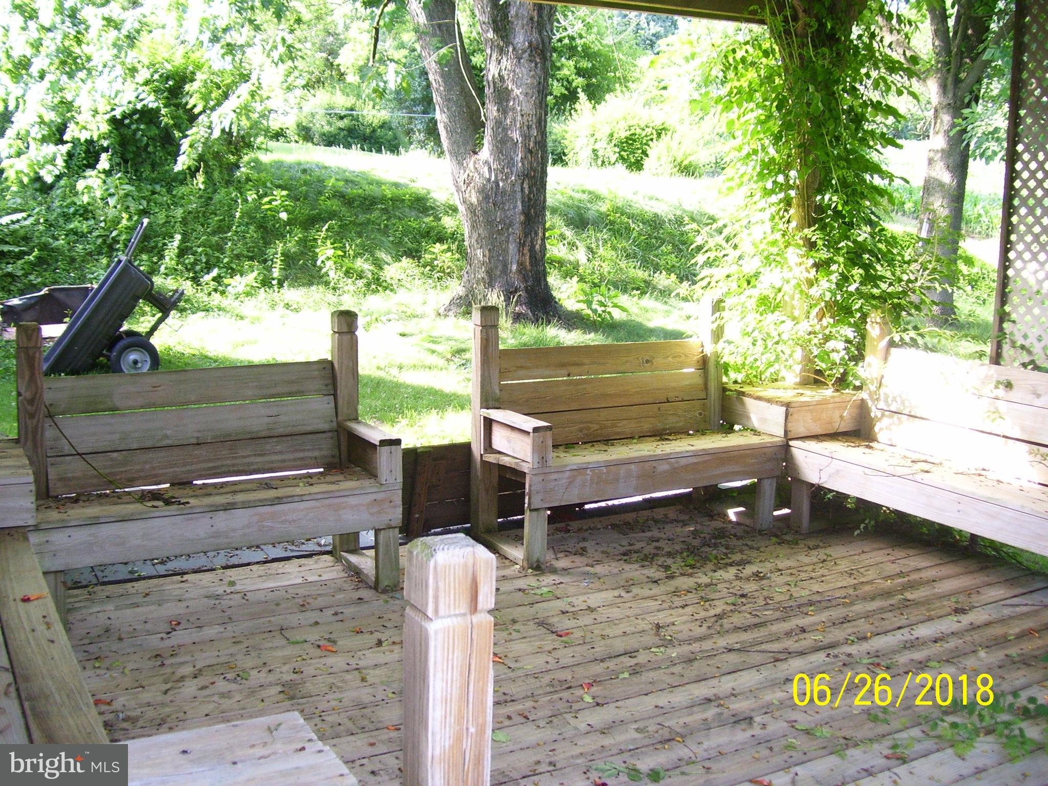 38 Grandview Road Hummelstown, PA 17036 - Photo 26 of 35 DECKING WITH SEATING