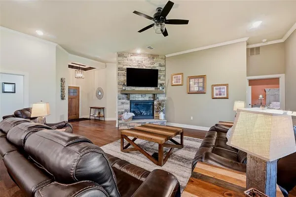 $879,000 | 56 Turtle Point Lane, Gordonville, TX 76245
