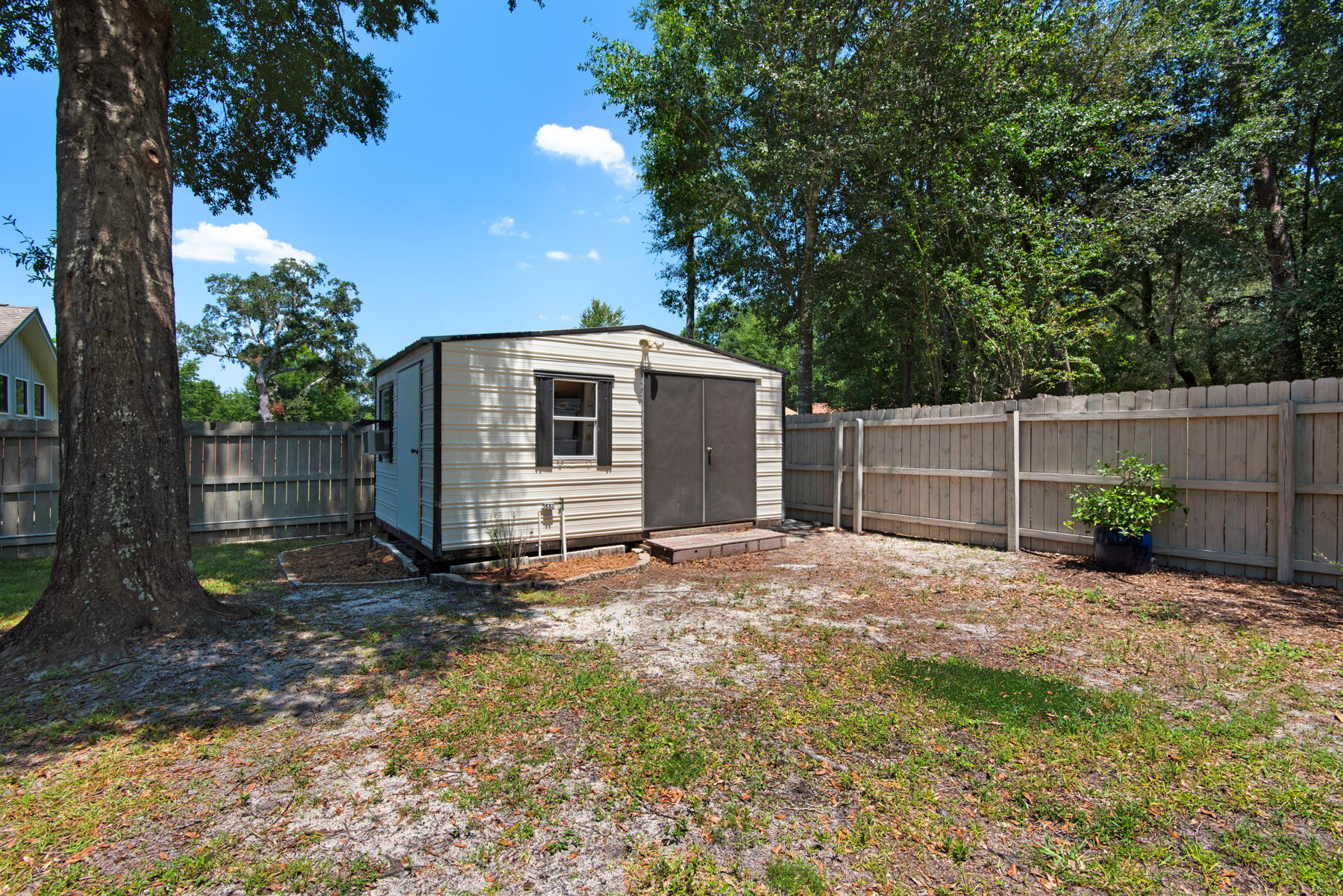 310 Antiqua Way Niceville, FL 32578 - Photo 37 of 39 a backyard of a house with plants and tree