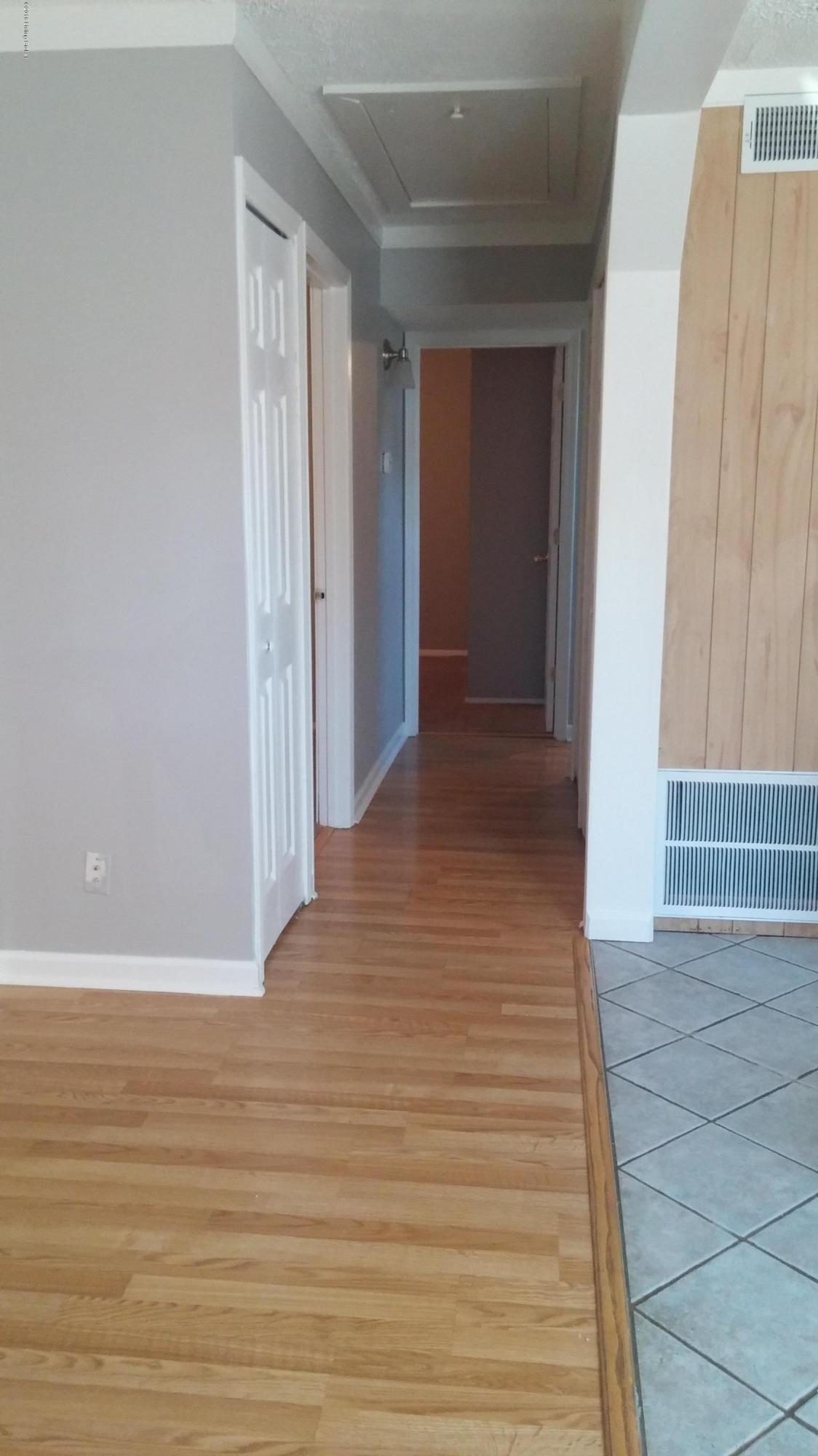 542 Overlook Road Louisville, KY 40229 - Photo 4 of 15 Hallway