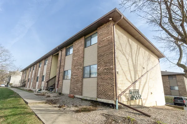 $219,500 | 381 South Collins Street, Unit B, South Elgin, IL 60177