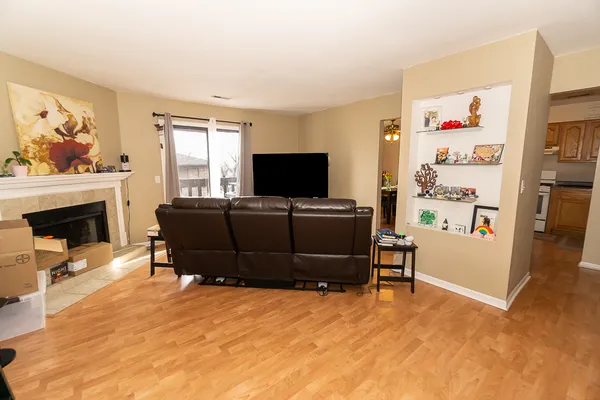 $219,500 | 381 South Collins Street, Unit B, South Elgin, IL 60177