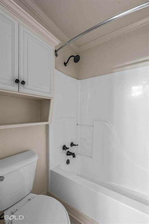 1663 Spencer Circle Benton, LA 71006 - Photo 39 of 40 a bathroom with a toilet and a bathtub