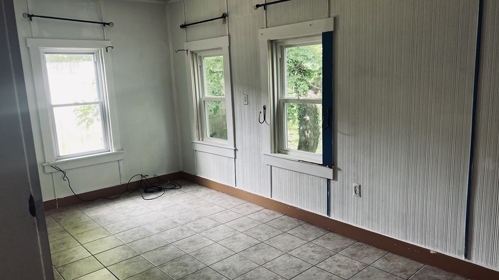 2 R Crane Street Southbridge, MA 01550 - Photo 7 of 27 Gallery Image 7