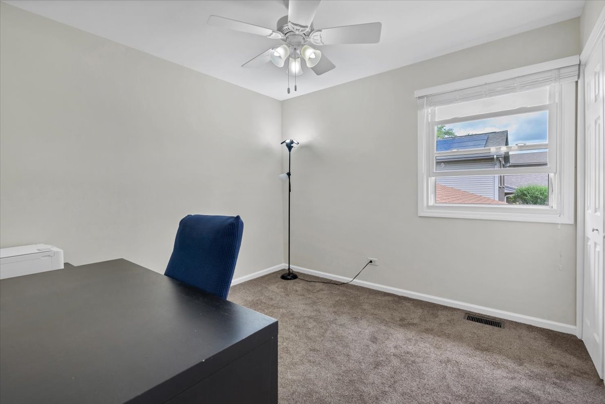 1820 Claremont Road Hoffman Estates, IL 60169 - Photo 18 of 33