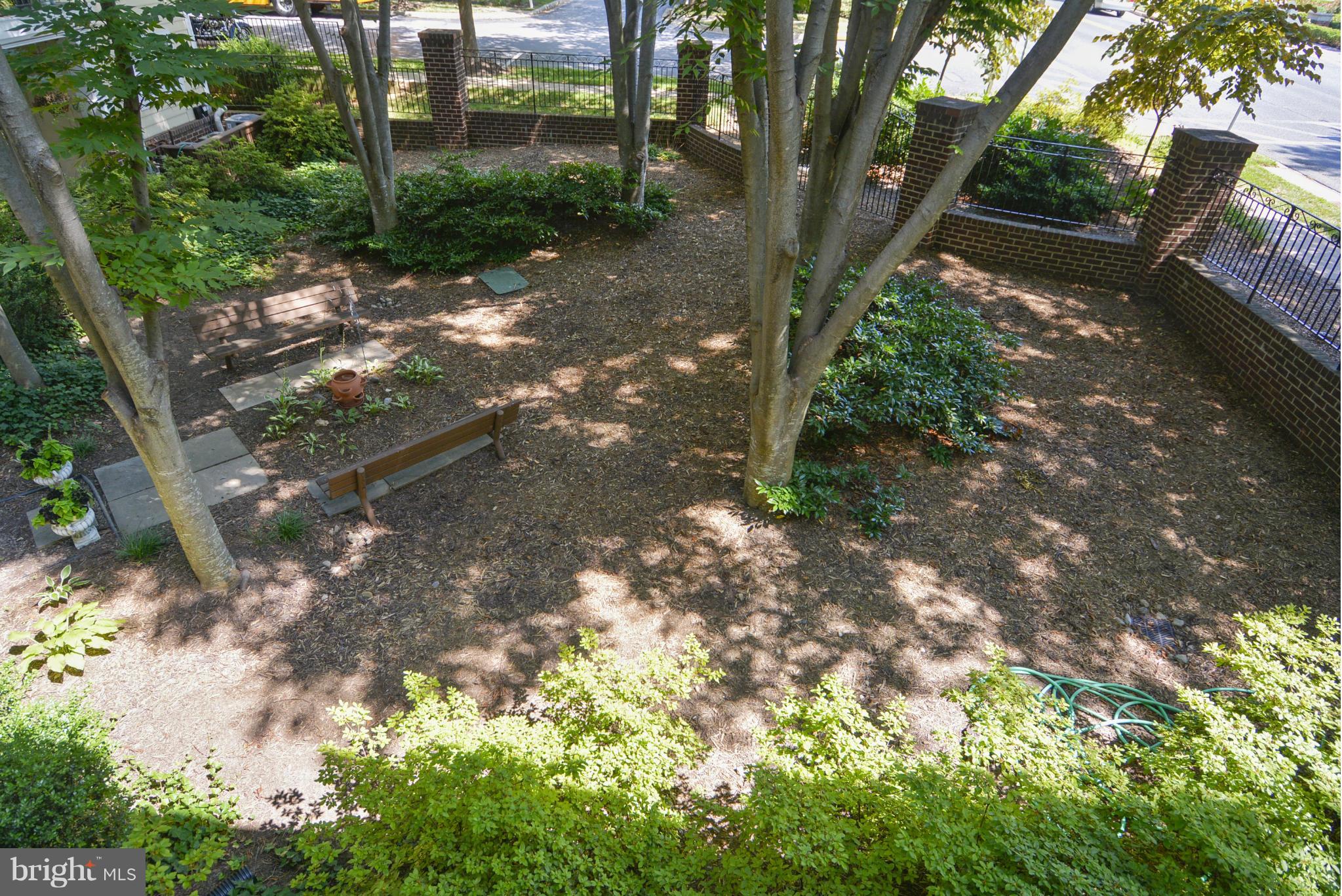 110 Booth Street, Unit 28 Gaithersburg, MD 20878 - Photo 19 of 30 a backyard of a house