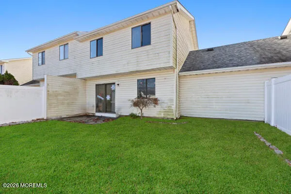 a view of a house with backyard