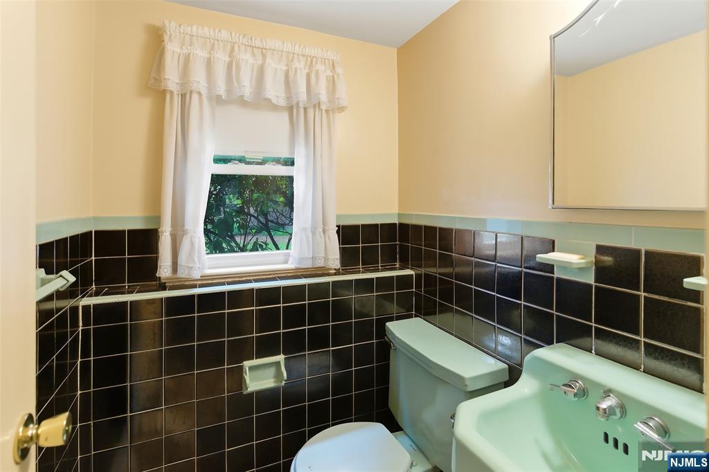 169 Hamilton Road Teaneck, NJ 07666 - Photo 22 of 27